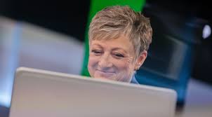 Vrt nieuws boekentips op zondag. Journaalanker Martine Tanghe Na 42 Jaar Met Pensioen Frontview Magazine