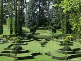 Les Jardins Du Manoir D Eyrignac Le Pur Style Du Jardin Francais Jardin Francais Jardins Le Manoir