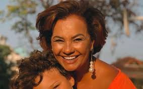 Solange Couto comemora os nove anos de Benjamin, filho que teve aos 55