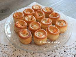 Mini bouchées à la reine, garnie d'une béchamel, avec dès de jambon, gruyère, champignons et crème. Cooking Julia Mini Bouchees Aux Crevettes