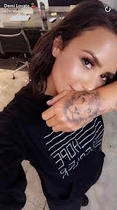 Mar 06, 2019 · getting a tattoo is a big deal, so if you want to get a tat of your bae or something trendy, you may want to rethink that. 55 Celebrity Tattoo Meanings New Celebrities Tattoos 2020