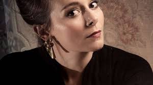 Anna Dennis singt nun die Emira