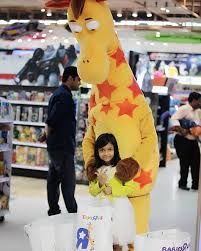 With Geoffreythegiraffe At Toysrusindia Toysrus India Kyrascope Girrafe Toysrusindia Toysrus Toysrus Fun Toys R Us