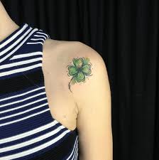 Le trèfle à quatre feuilles fait partie de la grande famille des portes bonheur. Tatouage Trefle Tattoome Le Meilleur Du Tatouage
