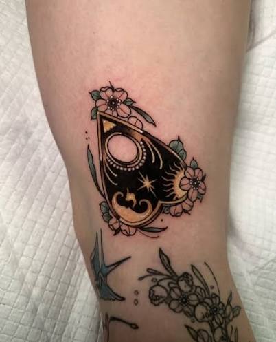 Ouija board planchette for Shay 🌜Thank you for picking this flash piece, it's always a pleasure to tattoo you !! 💌 message my page to book or inquire #flashtattoo #perthtattoo #ouijatattoo #neotrad #witchytattoo