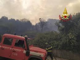 Le fiamme sono alimentate dal forte vento di scirocco. 1uy Ka Kgcblem