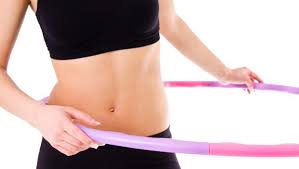 On average, women can burn about 165 calories in 30 minutes of hula hooping, and men can burn about 200 calories in 30 minutes of hula hooping. 3 Hula Hooping Tips For A Flat Stomach Active