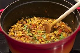 Ce Plat Est Reconfortant Et Parfait Quand La Temperature Exterieure Commence A Chuter Les Haricots Cornille Ou Lobhia Haricot Cornille Haricot Plat Vegetarien