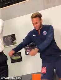 Zauberjunge kylian mbappe hat sich öffentlich zu paris st. Psg Post Hilarious Video Of Neymar Teaching Team Mate Kylian Mbappe How To Do The Floss Daily Mail Online