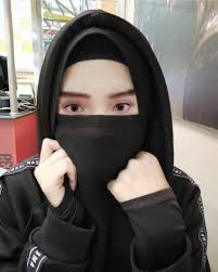 Jika dia melihat ibunya mengikuti hijab menurut syariat, maka dia pun akan merasa senang mengenakan hijab seperti yang dikenakan ibunya. Frinds Gair