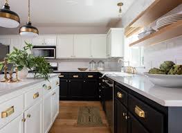 These black kitchen pulls stand out in the kitchen and gives contrast to the perfectly white cabinets. Kitchens With Black Cabinets