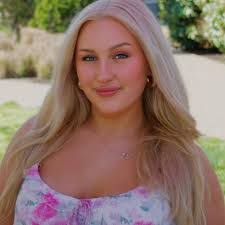 Marisa Connelly's Instagram, Twitter & Facebook