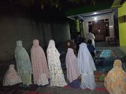 Shalat tarawih biasanya dikerjakan secara berjama'ah maupun sendirian baik di masjid maupun dirumah. Tata Cara Shalat Tarawih 11 Rakaat Berjamaah Di Rumah