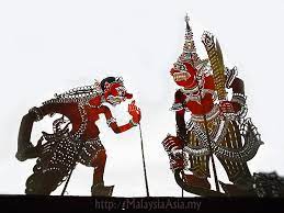 Semar yang merupakan simbol dari perdamaian diperebutkan. Wayang Malaysia