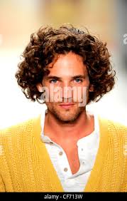 Perry Ellis New York bereit zu tragen-Herbst-Winter-Mode Designer John  Crocco tragen graue V Neck Pullover, Jeans und schwarze Schuhe  Stockfotografie