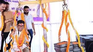 जन्मदिवस पर मौसमी फलों और लड्डू से तौले गए वित्त मंत्री ओपी चौधरी - भारत  न्यूज़