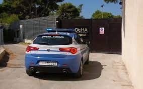 Un giovane di 21 anni, alessio serra, è stato ferito al torace da colpi d'arma da… leggi tutto » agguato a taranto, ucciso 21enne Yai528glsoqifm