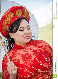 In vietnam bringen die eltern mit der namensgebung in erster linie ihre wünsche und hoffnungen für den lebensweg des kindes zum ausdruck. Braut Die Vietnamesische Ao Dai Tragt Stockbild Bild Von Kleid Fashion 52355449