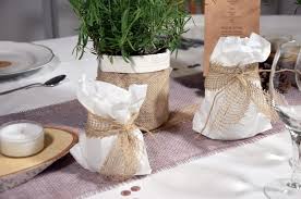 Die dekoration eines festsaales kann je nach wunsch auch in anderen farben vorgenommen werden. Hochzeits Tischdeko Mit Jute Bags Topfplanzen Und Naturmaterialien Diy Hochzeit