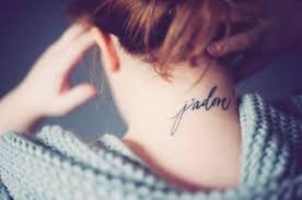 Vous y trouverez les meilleures pièces uniques ou personnalisées de nos boutiques. Tatouage Nuque Calligraphie Un Tatouage Dans La Nuque 20 Modeles Qui Nous Inspirent Elle