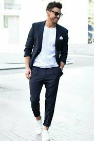 Kurze Dunkle Stoffhose Und Sakko Mit Hochgekrempelten Armeln Als Casual Friday Herren Outfit Casual Anzug Manner Smart Casual Mannliche Mode