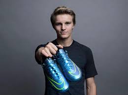 Martin ødegaard prefers to play with left foot. Martin Odegaard