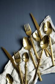 Integrer Le Dore Dans L Interieur Pour Creer Des Objets Precieux Deco Table Noel Couverts Dores Couvert