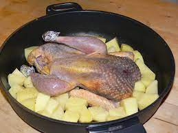 Una ricetta al forno adatta sia al fagiano sia alla faraona per un piatto rustico ideale anche per occasioni speciali dove si vuole un secondo piatto di come cucinare un arrosto arrotolato con il petto di pollo,la ricetta del rotolo di pollo farcito e aromatizzato con i fiori di lavanda è adatto da preparare in. Faraona Al Forno La Cuoca Del Presidente