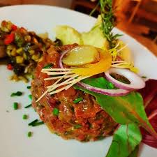 Tartare De Boeuf Maturee Coupe Au Couteau A La Salicorne Accompagne De Ratatouille Maison Et Ecrase De Pommes D Ratatouille Maison Tartare De Boeuf Ratatouille