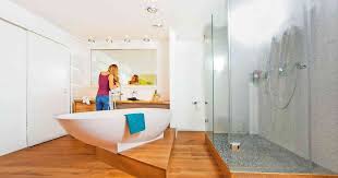 Bad in dunkelbraun und als akzent ein modernes bild. So Klappt S Mit Dem Holzboden Im Bad