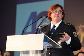 Por ejemplo, el pasado domingo, en la comunitat valenciana, se levantaron 1.161 denuncias por estar en la calle de. Mujer Uniformada Inspectora En El Atril Del Acto Gala 40 Aniversario De La Incorporacion De La