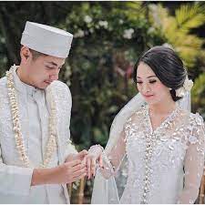 Seorang pengantin pria saat ini telah memiliki banyak pilihan baju yang dapat digunakan untuk acara pernikahan layaknya pengantin wanita. 30 Ide Baju Akad Nikah Pria Muslim Lamaz Morradean