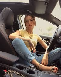 Bir zamanların en ünlü ismi mehmet ali erbil sosyal medya fenomeni duygu özaslan'a instagram dm'den yenge bir beni takip etmemişsiniz ezik hissettim şeklinde mesaj atmıştı. Duygu Ozaslan Ayaklari Gundemtube Com