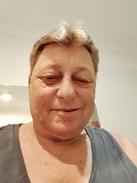 Hello I am Mike I live in the uk south wales 🏴󠁧󠁢󠁷󠁬󠁳󠁿 I am 59 I have  lost my left arm looking for a friend to complete me and yes I am single