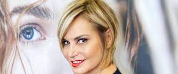 Chi è simona ventura età 54 anni altezza 175 cm e peso, figli niccolò, giacomo caterina avuti da bettarini, compagno giovanni terzi biografia super simo. Simona Ventura Chi E Eta Carriera Figli Marito Compagno E Vita Privata Viterbocitta It