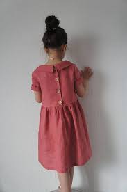Linnen Meisje Jurkje Met Peter Pan Kraag Houten Knoppen Op De Achterzijde De Jurk Is Gemaakt V Little Girl Fashion Girls Dress Sewing Patterns Girlie Outfits