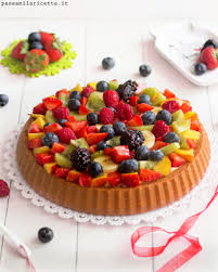 Con le mani prendete i vari pezzetti di burro infarinati e schiacciateli tra le mani insieme alla farina, fino ad ottenere un impasto sbriciolato con i pezzetti di burro ormai fusi con la farina. Crostata Morbida Alla Frutta Con Stampo Furbo Passami La Ricetta