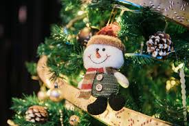 If you wanted to keep the christmas theme, you could draw a snowman family by drawing a few. 27 Diy Snowman Ornaments How To Make Snowman Ornaments For Christmas