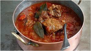 Zutaten 2 El Ol Zum Anbraten 800g Rindfleisch 2 El Butter 400 500g Zwiebeln 700ml Bio Fleischbruhe 4 El Tomatenmark Goulasch Gulasch Rezepte Englisches Essen