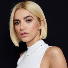 Eu deveria ter vivido nos anos 70. Manu Gavassi Radicaliza E Adota Cabelo Loiro Dourado Com Redken Redken