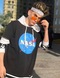 Pin By Zeineb Rekik On Noor Mar 5 In 2020 Diy Notebook Cover Girl Cartoon Ashton Irwin Smile