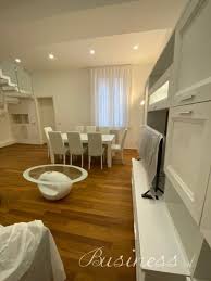 Se invece stai cercando nuovi affittuari o inquilini a cui affittare il tuo immobile vedi chi cerca appartamento in affitto a modena! Business Appartamento 3 Camere Arredato In Affitto A Modena Centro Storico