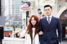 In 2018, park starred in tvn's fantasy suspense drama memories of the alhambra alongside hyun bin, playing double roles as a hostel owner and a guitar player. My Kpop And Kdrama Land ØªØ³Ø±Ø¨Øª ØµÙˆØ± Ù…Ù† Ù…Ø³Ù„Ø³Ù„ Ù‡Ø§ÙŠØ¯ ÙˆØ¬ÙŠÙƒÙ„ ÙˆØ§Ù†Ø§ ÙˆØ§Ù„ØµÙˆØ± ØªØ¬Ù…Ø¹ Ù‡ÙŠÙˆÙ† Ø¨ÙŠÙ† ÙˆÙ‡Ø§Ù† Ø¬Ù‰ Ù…ÙŠÙ†