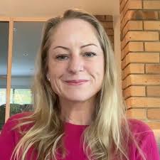 Amanda Poulton's Instagram, Twitter & Facebook