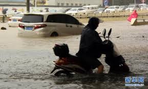 2021年7月河南暴雨，是指2021年7月17日以来中华人民共和国 河南省 郑州、漯河、开封、新乡等地暴发的持续性强降水天气。 其中郑州最大小時雨量（201.9毫米）和24小时雨量（622.7毫米）均打破了该市气象台1951年设立以来的纪录 。 暴雨使鄭州地鐵5號線发生12人遇难的淹水事故 。 N4zawkt Ppybvm