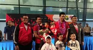 Hendra setiawan (born 25 august 1984) is an indonesian professional badminton player. Pulang Ke Tanah Air Hendra Ahsan Disambut Meriah Kemenpora Dan Pbsi