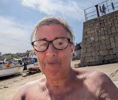 White horses 🐎 sennen cove harbor swim 👙 Another hot day in patches. 4  swims First with Granddaughter, Scarlett George tried for ladder but got  trapped by rock pools. Later full face