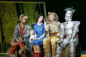 Die gute hexe glinda verzaubert euch zu karneval & co. Der Zauberer Von Oz Musical Infos Und Mehr Musical1