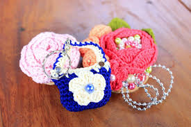 Kalau biasanya untuk memiliki garland ini bisa kamu gunakan sebagai hiasan dinding kamar. Kerajinan Dari Benang Rajut