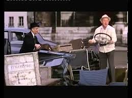 Lors qu'elle n'a parcouru que quelques dizaines de mètres sur le chemin de ses vacances estivales vers l'italie, la 2cv bleue d'antoine maréchal. Scene De L Accident Youtube